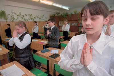 Молиться на уроках нельзя, поэтому занятие 'по религии' в курской школе начинается призывом 'сложите ладони вместе и подумайте о хорошем' (Фото: Павел Горшков)